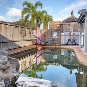 https://castaways-backpackers-cairns.cairnshotels4all.com